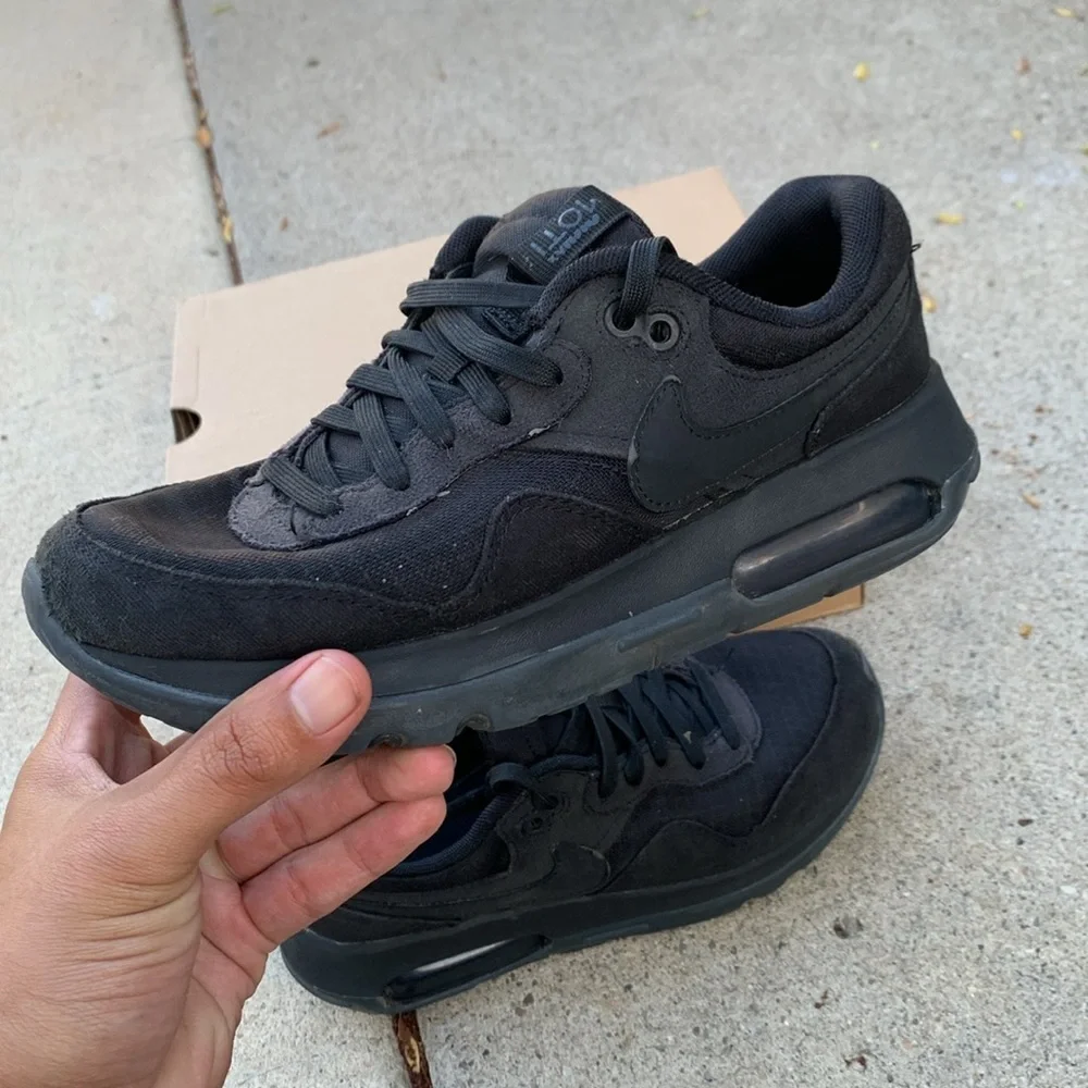 Nike Kids Black Sneakers - Youth Size 5.5 - Picture 3 of 10